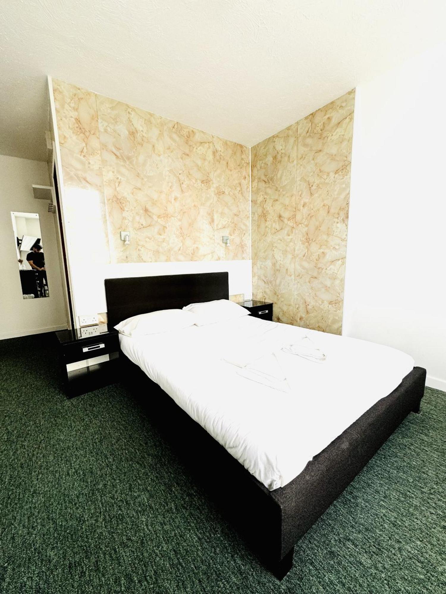 Carlton Court Hotel Eastbourne Rum bild