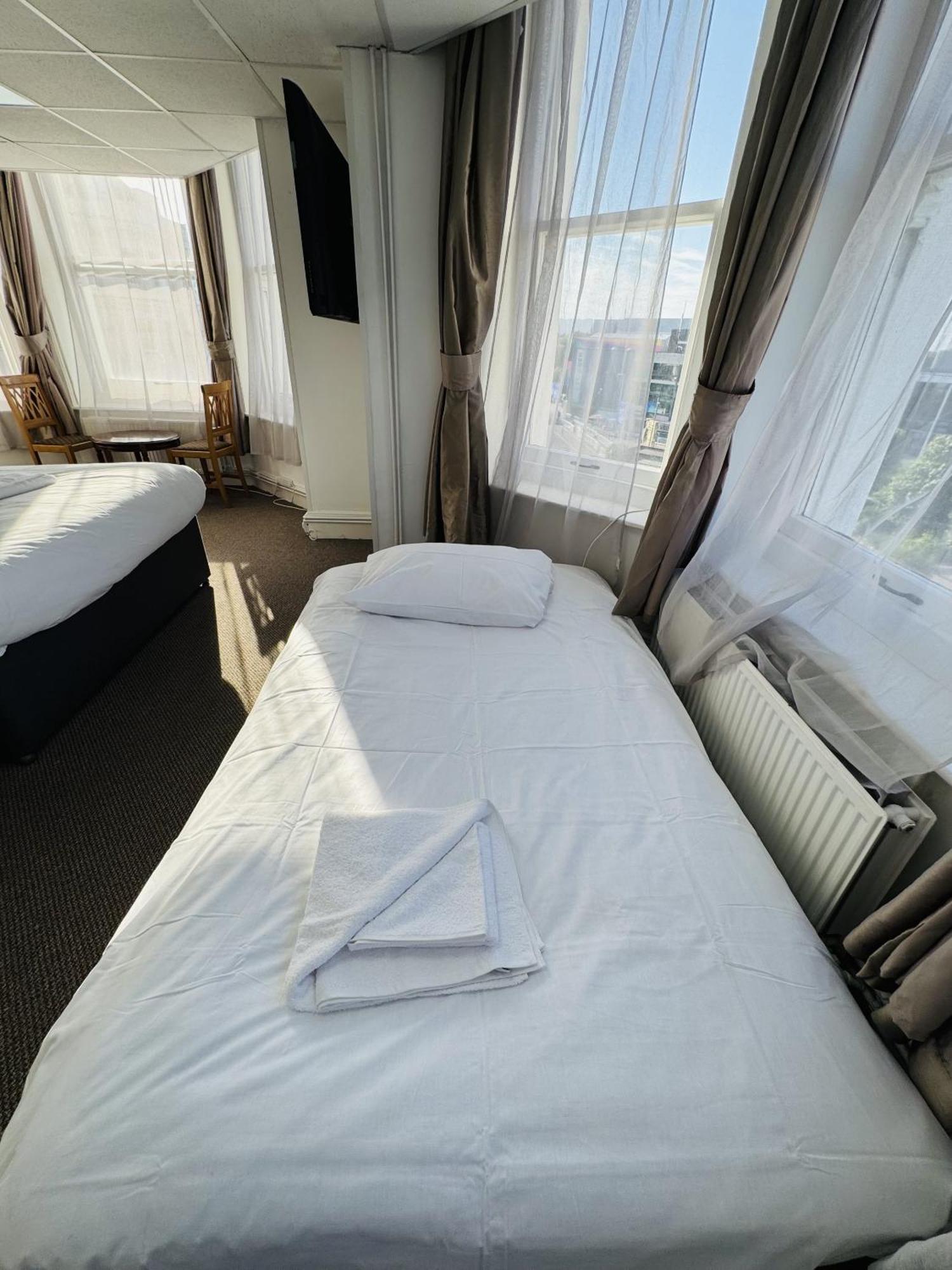 Carlton Court Hotel Eastbourne Rum bild